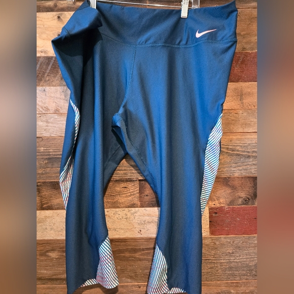 Plus size nike capri leggings - Picture 1 of 3